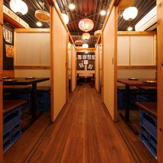 20名様～30名様向け・まとまった人数のお集りに！最大30名様まで収容可能なフロア貸切！離れていてもサービスの質が下がらないように席の配置やお客様の居心地の良さを第一に考えて設計させて頂きました！貸切空間となりますので、ご予約時にご要望頂けましたら幸いでございます！