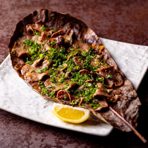 牛タンと長ネギの朴葉みそ焼き/牛タンつくね