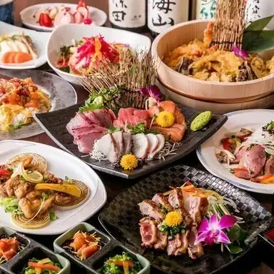 包含3小时畅饮◎ “瑞凤套餐”：包含鲑鱼籽、烤鲑鱼、铁锅饭、蓝鳍金枪鱼刺身等10道菜。7980日元 ⇒ 6980日元