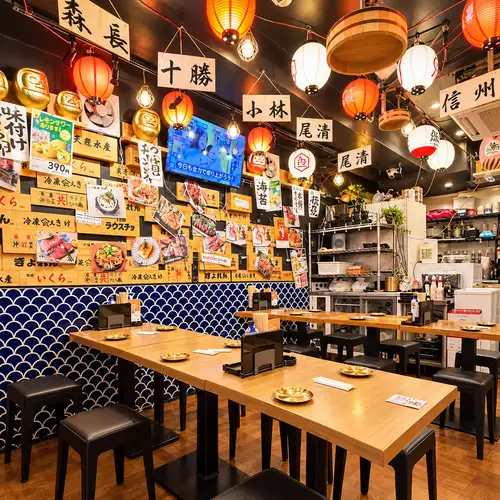 グループでの飲み会や宴会におすすめのテーブル席！仲間内での飲み会や宴会に最適なテーブル席！お仕事帰りに会社の同僚とサクッと飲みたい時、女子会などにも気軽に使えるお席です！ゆったりとした空間で当店自慢の料理と美味しいお酒をお楽しみください！お席のご相談やご希望などもお気軽にお問い合わせください！