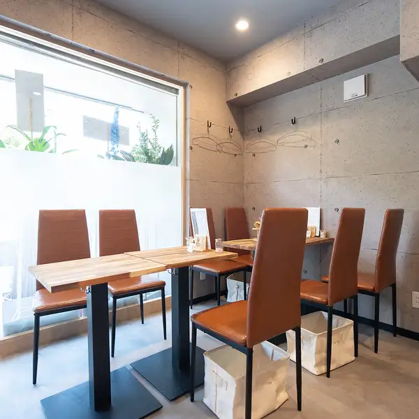 豊富な韓国ドリンク×こだわりの肉料理！スタイリッシュな空間で、トレンド感溢れる居酒屋のような楽しみ方ができるのが魅力です◎おしゃれでありながら肩肘張らずに楽しめる空間は、女子会やデート、カジュアルな飲み会にもぴったり。“今どき”の楽しみ方を提案してくれる、何度でも通いたくなる一軒です。