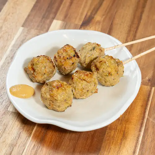 【鮮度抜群の朝引き鶏を使用】ふっくらジューシーさが癖になる◆鶏つくね串209円(税込)