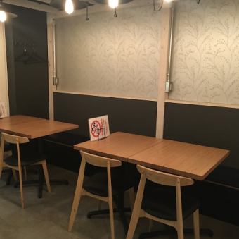 This is a table that can accommodate up to 2 people.The restaurant has a mature atmosphere with a black color scheme.