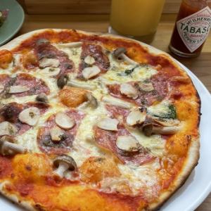 Garlic scented mushroom & salami pizza