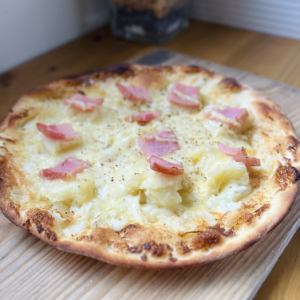 Thick-sliced bacon and mashed potato pizza