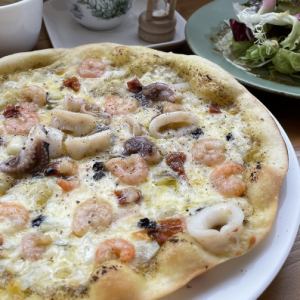 Gorotto seafood pizza with special anchovy sauce