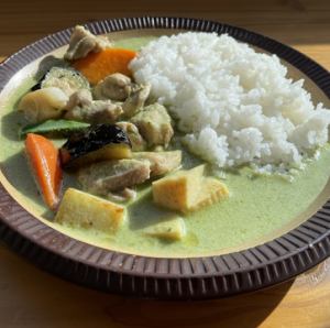 Green curry with bamboo shoots and chicken thighs