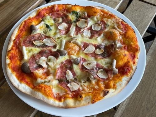 Garlic-scented mushroom and salami pizza
