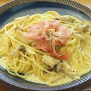 Cream pasta with raw ham and mushrooms