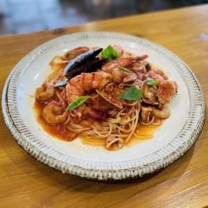 Pescatore (pasta with seafood in tomato sauce)