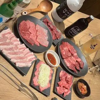 食べ放題【土・日・祝限定】黒毛和牛とタンも！至高の贅沢カルビ、肉質にこだわったホルモンも◎
