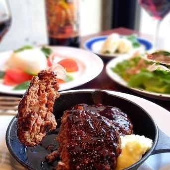 【当店自慢】　牛肉100％スキレットハンバーグ赤ワインソース　1,480円