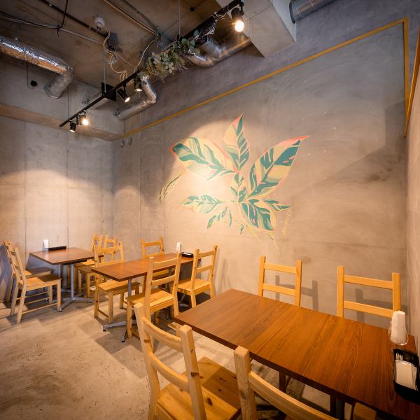 テーブル席のご用意もありますので、ご家族や女子会など4人席でのお食事もお楽しみいただけます。