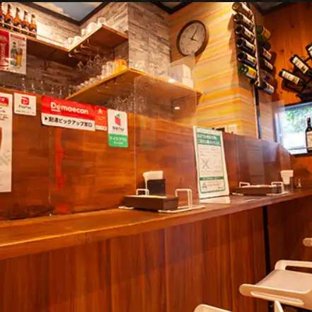 お一人様でも気軽に立ち寄れるカウンター席をご用意。仕事帰りのサク飲みや軽いお食事にもぴったりです。本格インド・ネパール料理はもちろん、お酒に合う一品料理も豊富。地元の方やビジネスマンが普段使いしやすい、居心地の良い空間です。