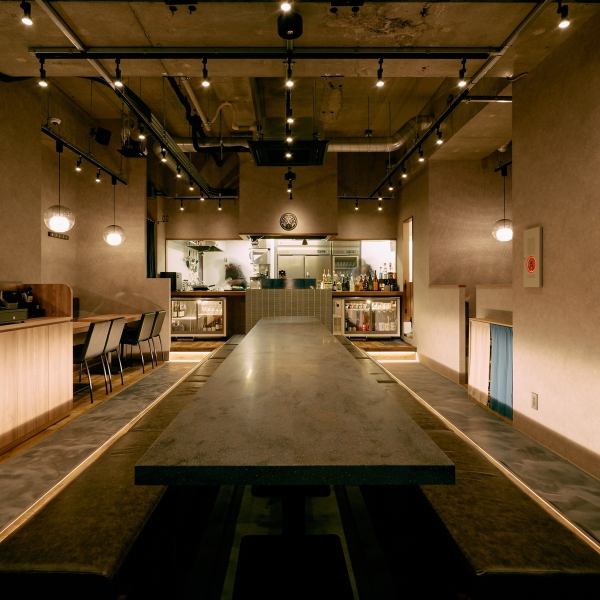 和モダンな店内はふらっと立ち寄れるカッコいい空間。中央を貫く天然石テーブルの掘り炬燵席はデートなどにも。ボックス席は仕事帰りやいつもの仲間と。肩肘張らずに気軽に拘りの海鮮料理をお楽しみ頂けます!横浜駅で海鮮居酒屋をお探しの際はぜひ「-鮮魚と炭火- うおうお」にお越し下さいませ!