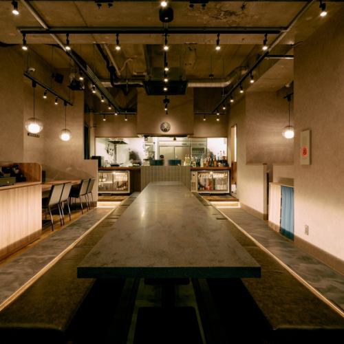 <p>和モダンな店内はふらっと立ち寄れるカッコいい空間。中央を貫く天然石テーブルの掘り炬燵席はデートなどにも。ボックス席は仕事帰りやいつもの仲間と。肩肘張らずに気軽に拘りの海鮮料理をお楽しみ頂けます!横浜駅で海鮮居酒屋をお探しの際はぜひ「-鮮魚と炭火- うおうお」にお越し下さいませ!</p>