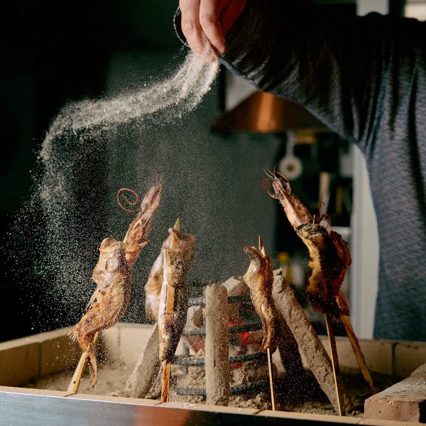 「原始焼き」「炉端焼き」のライブ感をお楽しみ頂けます!お写真や動画などもお気軽にどうぞ!焼き上がりを眺めながら飲むお酒も美味しい、原始焼きと飲むお酒も美味しい。ご来店の際はぜひお召し上がり下さい!横浜駅で海鮮居酒屋をお探しの際はぜひ「-鮮魚と炭火- うおうお」にお越し下さいませ!