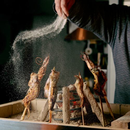 <p>「原始焼き」「炉端焼き」のライブ感をお楽しみ頂けます!お写真や動画などもお気軽にどうぞ!焼き上がりを眺めながら飲むお酒も美味しい、原始焼きと飲むお酒も美味しい。ご来店の際はぜひお召し上がり下さい!横浜駅で海鮮居酒屋をお探しの際はぜひ「-鮮魚と炭火- うおうお」にお越し下さいませ!</p>