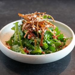 パルメザンチーズと桜えびの春菊サラダ