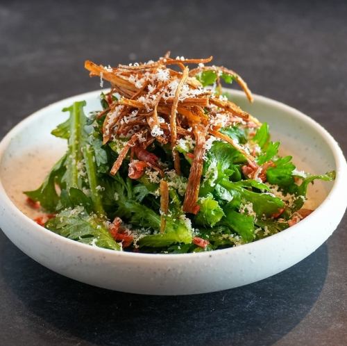 パルメザンチーズと桜えびの春菊サラダ