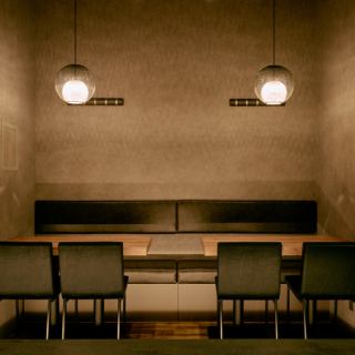 落ち着いて過ごせるテーブル席