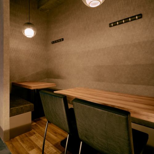 落ち着いて過ごせるテーブル席
