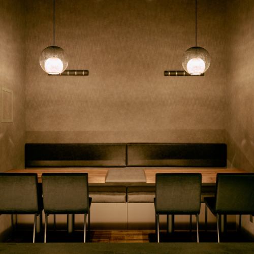 落ち着いて過ごせるテーブル席