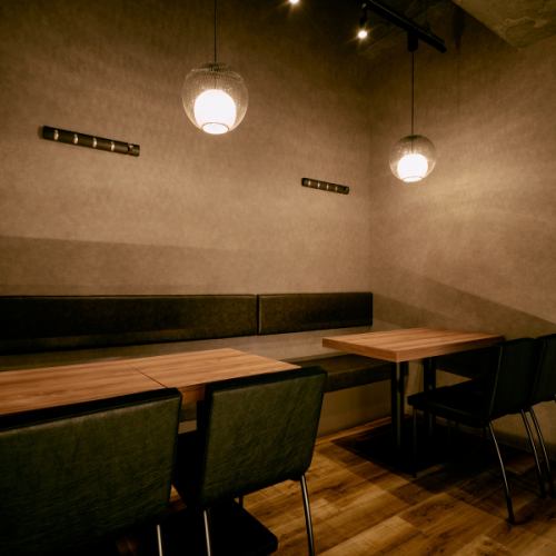 落ち着いて過ごせるテーブル席