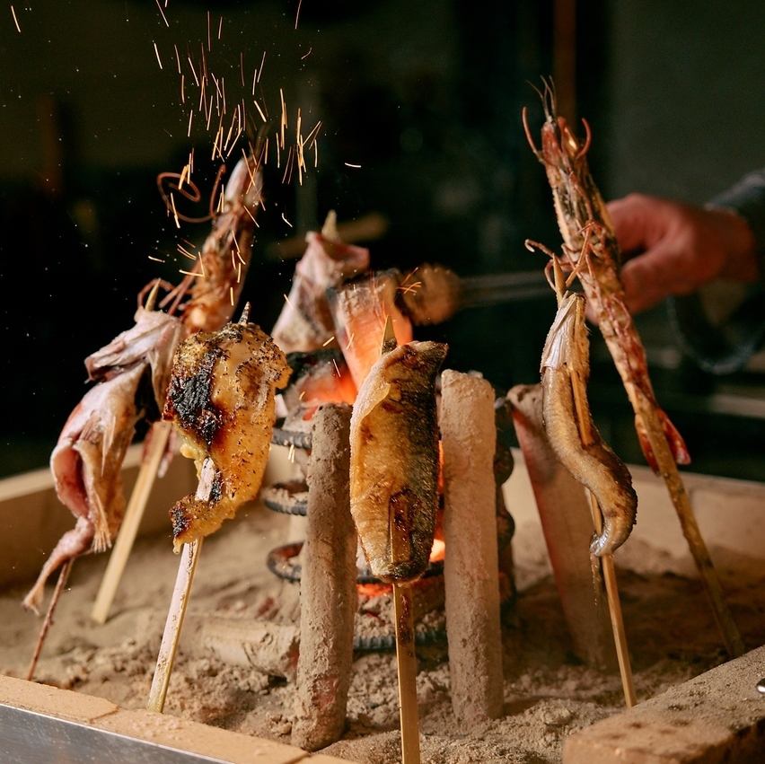 横浜中央卸売市場でその日仕入れた新鮮魚介が味わえる。