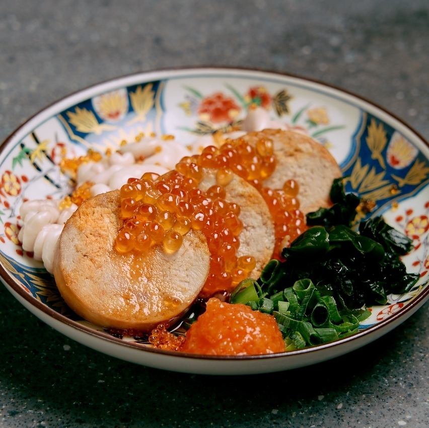 落ち着いた和と現代モダンが調和した空間で、食事を味わうひと時