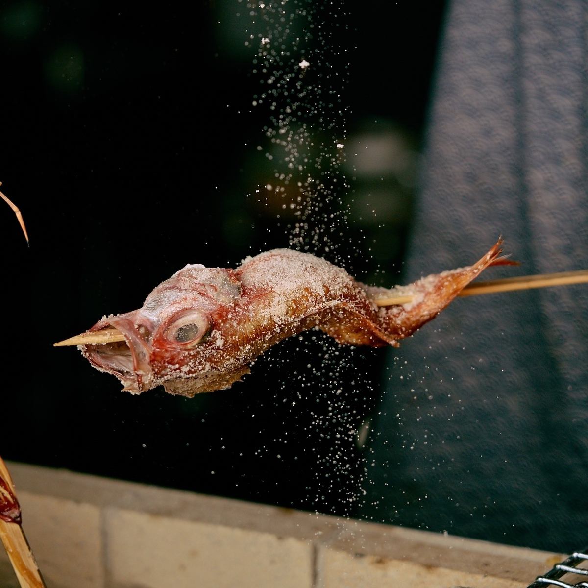 海鮮や野菜の素材本来の旨味を感じる、香ばしい「原始焼き」