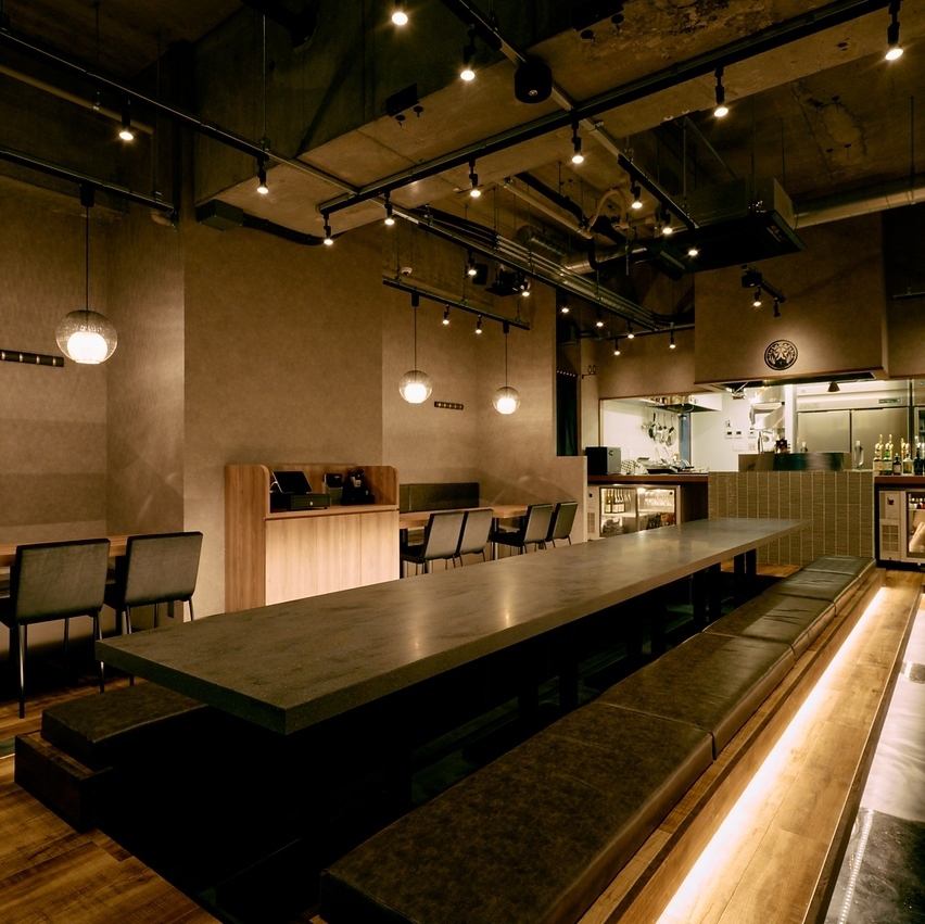 和×モダンが調和した空間。肩ひじ張らずに食事を味わうひと時。