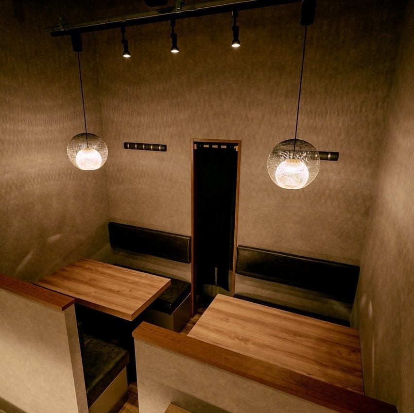 落ち着いた和と現代モダンが調和した空間で、食事を味わうひと時