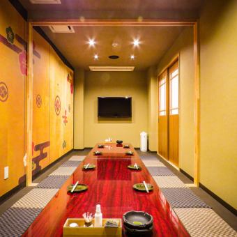 “包房”是由下沉式被炉式的房间组成，可以放松身心，连接在一起最多可容纳18人。在私人包间享用我们的招牌美食和饮料，感受日本氛围。