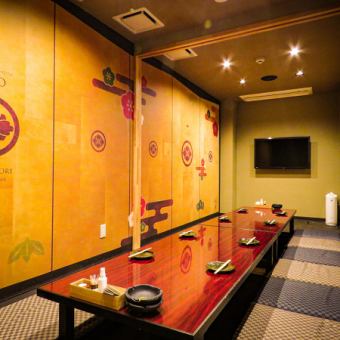 如果將他們連接在一起，您可以放鬆和放鬆的挖掘式<<私人房間>>最多可供18人使用。請在可以感受日本風味的“包間”享用我們的特色美食和日本酒。