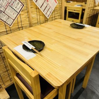 餐桌座位仅可容纳 2 人。您可以在≪约会≫≪下班后≫≪与朋友共进晚餐≫等各种场合享受它。