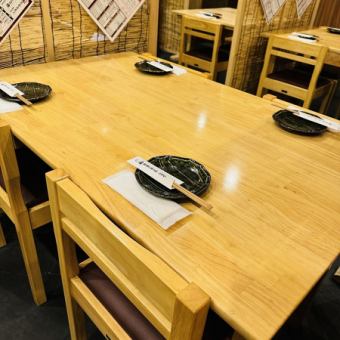[Table seats with partitions!] Table seats for 3 to 4 people only.This table is perfect for small parties.