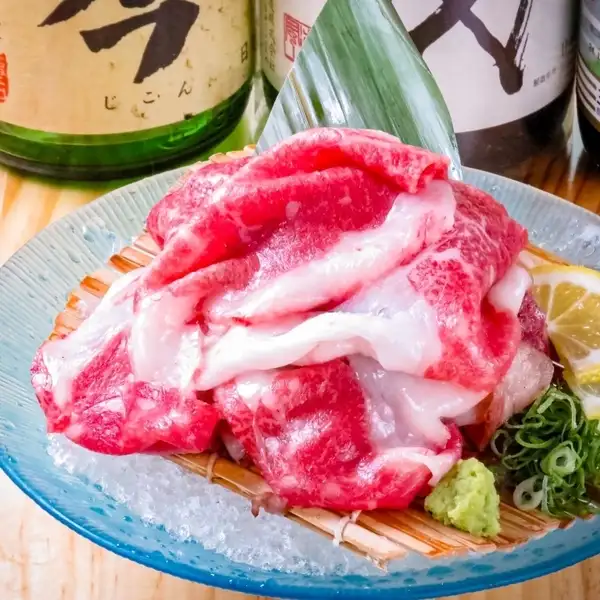 【こうね刺し】炭火で炙ることで香ばしさが引き立ち、肉本来の旨みがじんわり広がる逸品。とろける脂の甘みと柔らかな口どけが特徴で、噛むほどに深い味わいが楽しめます。丁寧に下処理された美しい仕上がりで、見た目にも贅沢。日本酒や焼酎との相性も抜群。半個室・個室のご案内も可能。特別なひとときを演出する一皿です