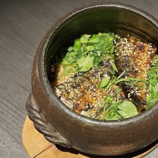 Charcoal-grilled mackerel clay pot rice