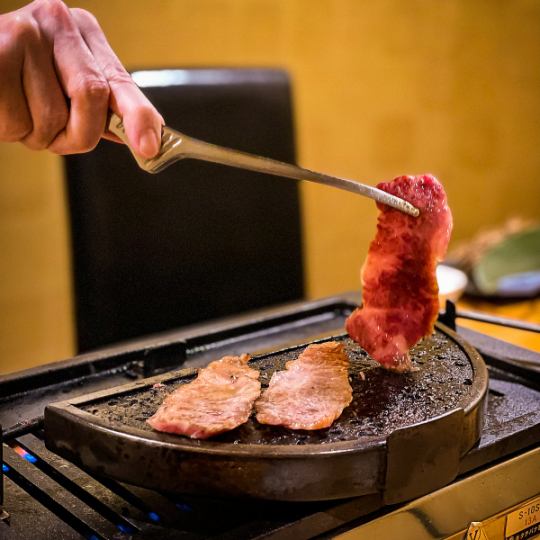 吃肉最美味的方法。享受熔岩三明治烤肉！