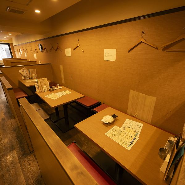 【お一人様から団体様まで◎貸切も承り中！】会話やお食事を気兼ねなく楽しめるような落ち着いた雰囲気の店内となっております。お仕事帰りの一人晩酌はもちろん、貸切利用も可能ですので大人数でのご宴会にもぴったり◎各種ご宴会のご相談はぜひ当店へ気軽にお問い合わせ下さい♪