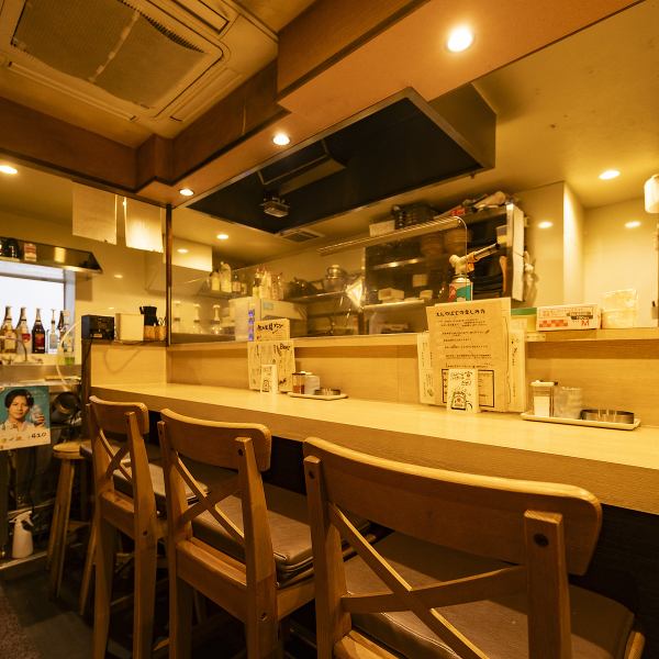 【一人飲みやデート利用に◎】まるで自宅のようなリラックス感が漂う店内に、4席並ぶカウンター席をご用意しております。お一人様はもちろん、居酒屋デートなどさまざまなシチュエーションでご利用いただけます。心温まるひと時を提供いたします。ぜひ気軽にお立ち寄りください！