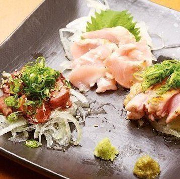 【極上おすすめ】高知県自慢のこだわり土佐地鶏を贅沢に★選りすぐりの刺身三種盛合せで至福のひとときを！