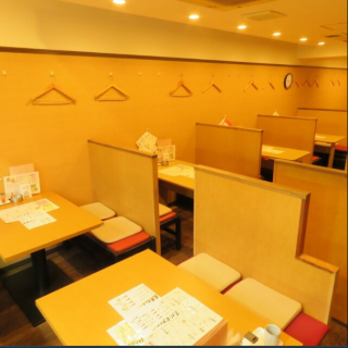 【4名様までのテーブル席◎】広いテーブル席で料理を囲んでお楽しみください♪椅子にはさらに座布団が敷いてあり座り心地もGood☆