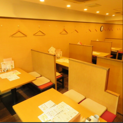【4名様までのテーブル席◎】広いテーブル席で料理を囲んでお楽しみください♪椅子にはさらに座布団が敷いてあり座り心地もGood☆