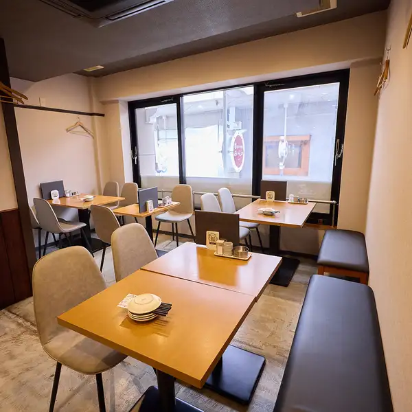【広々としたテーブル席あり◎ご来店人数に合わせてご用意！】少人数で利用できるものからテーブルをつなげてゆったりと座れるお席もご用意可能です。ご家族やご友人とのお集まりに最適です◎テーブルごとに仕切りがございますので、周囲をを気にせずお食事もできます♪
