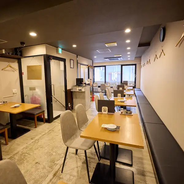 【お一人様から団体様まで◎貸切も承り中！】会話やお食事を気兼ねなく楽しめるような落ち着いた雰囲気の店内となっております。お仕事帰りの一人晩酌はもちろん、貸切利用も可能ですので大人数でのご宴会にもぴったり◎各種ご宴会のご相談はぜひ当店へ気軽にお問い合わせ下さい♪
