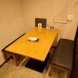 【非常適合 4 人團體】享受輕鬆的餐桌用餐體驗，無需脫鞋。座位之間空間寬敞，您可以放鬆身心，享受在這裡的時光！