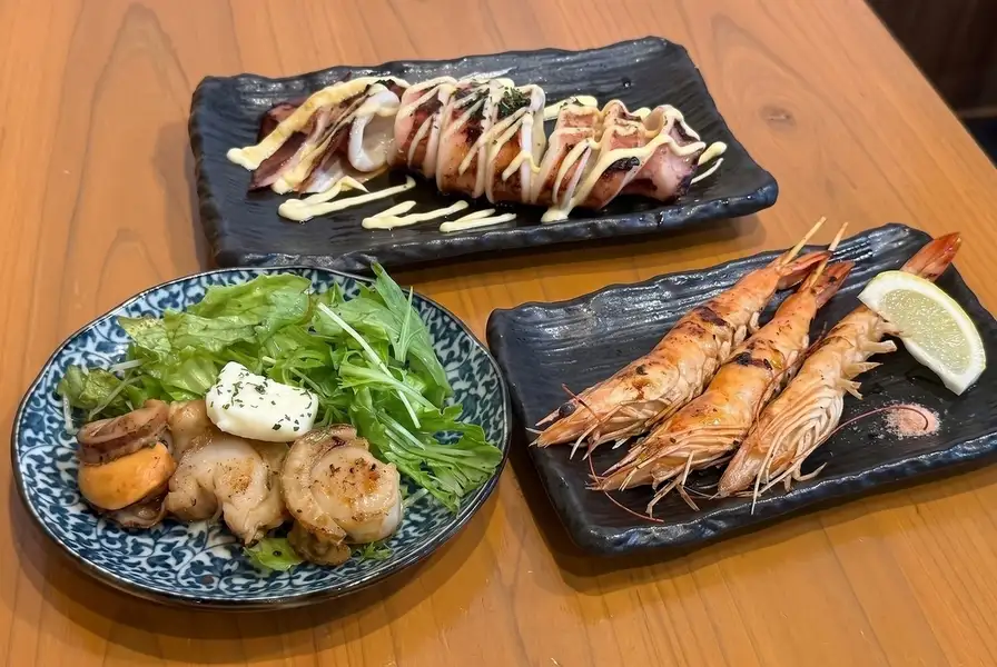 旨味がギュッと詰まった「自慢の鉄板海鮮焼き」