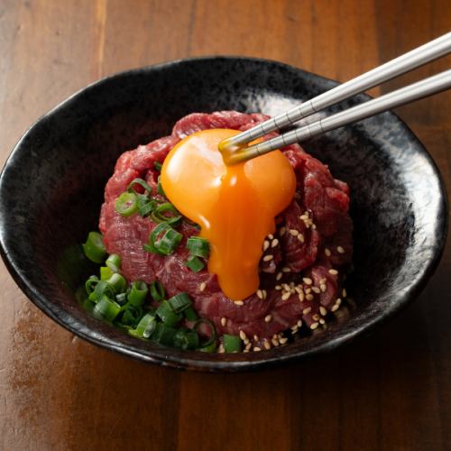 炭薫るユッケ